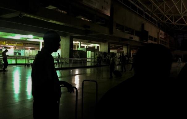 Vista general este miércoles del interior del aeropuerto internacional "Simón Bolívar", ubicado en Maiquetia, que sirve a la ciudad de Caracas (Venezuela). Venezuela sobrepasó este miércoles las 50 horas desde que un fallo eléctrico cortó el lunes el sumi