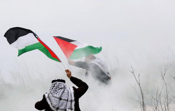 Protestantes palestinos durante los enfrentamientos con el ejército de Israel en la ciudad cisjordana de Nablus. EFE/ Alaa Badarneh