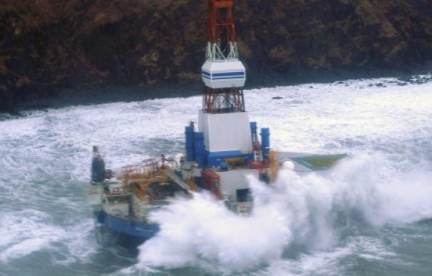 Plataforma de Shell encallada por la marea en aguas de Alaska. EFE/Us Coast