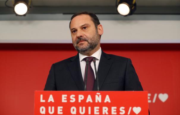 El secretario de Organización del PSOE, José Luis Ábalos, durante la rueda de prensa sobre actualidad política que ha ofrecido este lunes en la sede del partido, en la calle Ferraz.