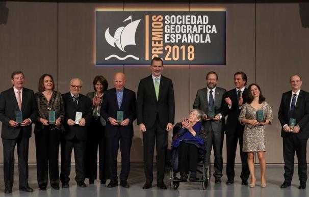 El rey Felipe VI posa con los galardonados tras la entrega de los Premios de la Sociedad Geográfica Española 2018, esta tarde en el auditorio de la Mutua Madrileña, en Madrid.