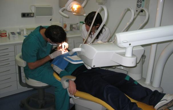 El 40% de los españoles cree que la crisis ha influido en sus visitas al dentista y el 20% reconoce que ya no acude