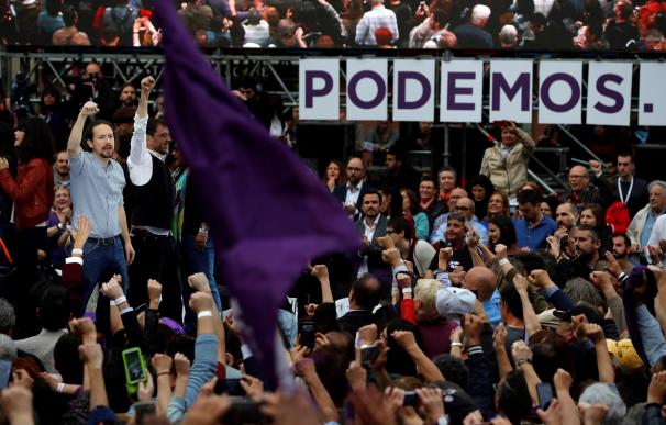 El secretario general de Podemos, Pablo Iglesias (i), junto al cofundador del partido, Juan Carlos Monedero (2i), durante el acto con el que Podemos inicia su campaña electoral, esta tarde en la plaza del museo del Reina Sofía, en Madrid. EFE/ Juan Carlos