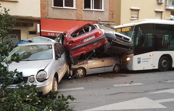 Un autobús arrolla nueve coches tras sufrir un paro cardíaco el conductor