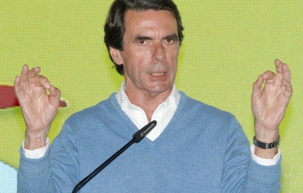 El expresidente del Gobierno y presidente de la Fundación FAES, José María Aznar, participa en un acto del PP junto a la candidata popular a la Presidencia de la Generalitat, Isabel Bonig. EFE/Pep Morell