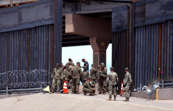 Militares norteamericanos colocan alambradas de acero este viernes, a lo largo del Puente Santa Fe y el lecho del río Bravo, en Ciudad Juárez, en el estado de Chihuahua (México). EFE/ David Peinado.