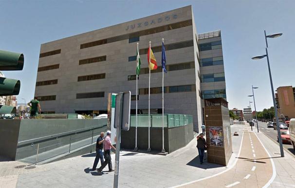 Exterior de los juzgados de Almería. (L.I.)