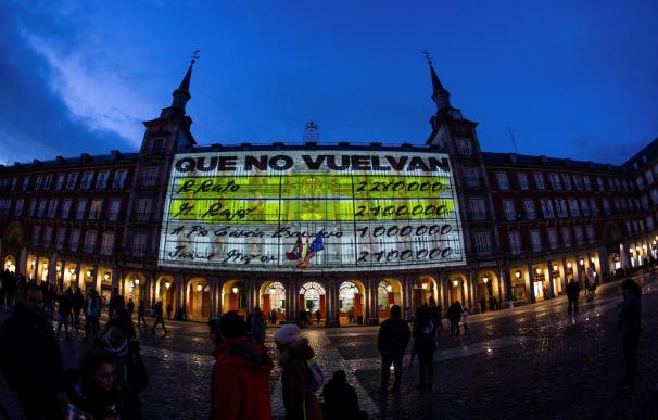 La fachada de la Casa de la Panadería de la Plaza Mayor de Madrid iluminada con imágenes de gran formato de los conocidos como "papeles de Bárcenas" (EFE / Rodrigo Jiménez).