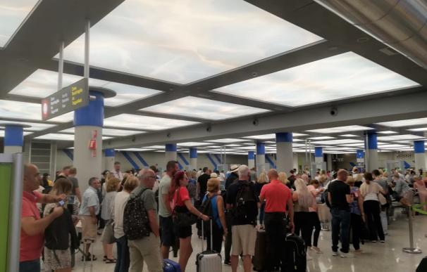 Turistas hacen cola en el aeropuerto de Palma