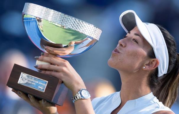 La tenista española Garbiñe Muguruza posa con el trofeo de finalista tras un partido contra la bielorrusa Victoria Azarenka, este domingo, durante el Abierto de Tenis de Monterrey (México).