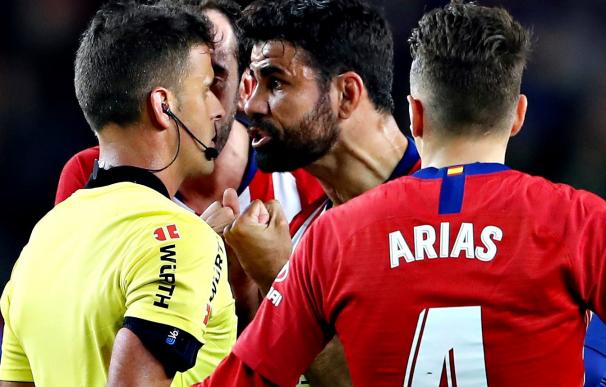 Diego Costa se perderá ocho partidos por insultar y agarrar al árbitro en Barcelona