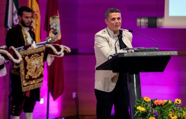 El cantante Alejandro Sanz tras recibir el título de Hijo Adoptivo de la Ciudad de Cádiz en el Palacio de Congresos de la capital gaditana. EFE/Román Ríos