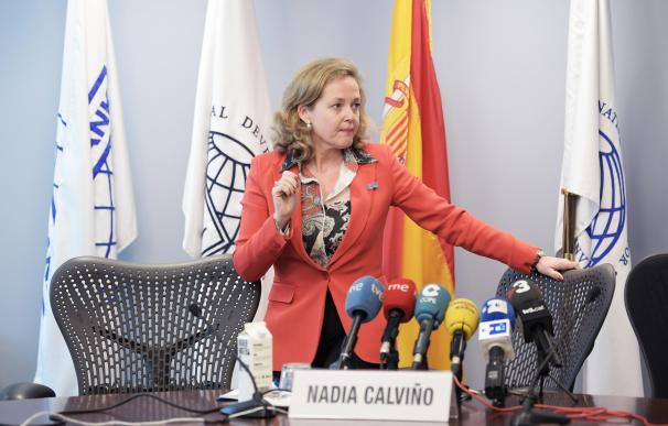 La ministra de Economía de España Nadia Calviño llega a una rueda de prensa con corresponsales españoles