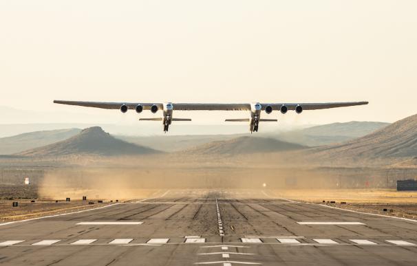 El avión más grande del mundo despega para su vuelo de prueba sobre el desierto de Mojave. (Foto: Stratolaunch)