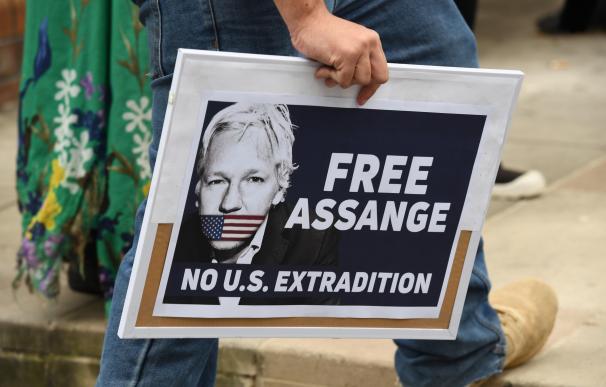 Manifestantes sostienen pancartas durante un mitin para pedir la liberación del fundador de WikiLeaks, Julian Assange este viernes, en Sídney (EFE)