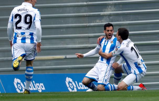 El jugador de la Real Sociedad Juan Miguel Jiménez 'Juanmi' (c), celebra su gol con sus compañeros Mikel Oyarzabal (d) y Ahien Muñoz (i). EFE