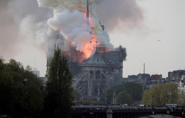 Los turistas no paran de grabar el incendio de Notre Dame