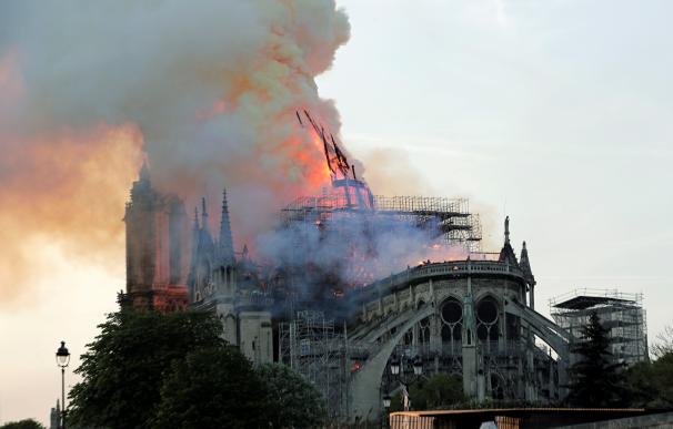 Así cae la aguja de la catedral de Notre Dame