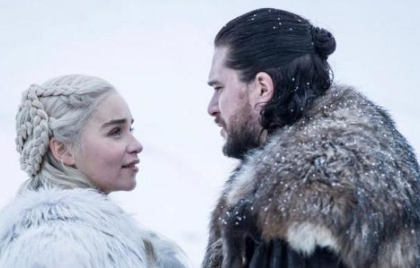 Fotografía de Daenerys Targaryen y Jon Snow en la última temporada de la serie.