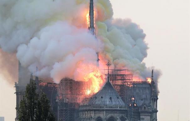 La policía acordona Notre Dame por un incendio
