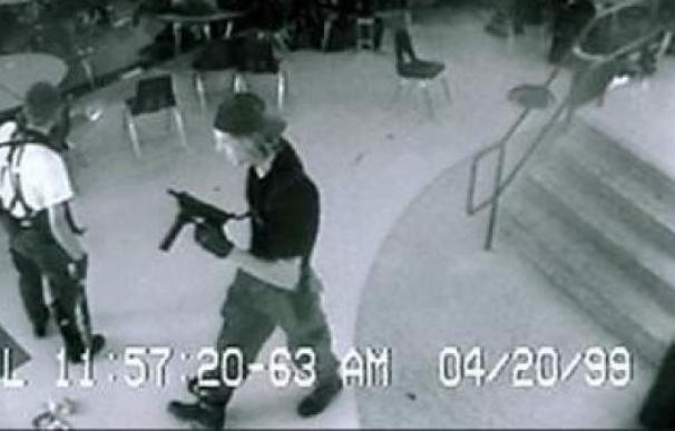 Imagen de la masacre de Columbine, captada por una cámara de seguridad del centro educativo. /WIKIPEDIA