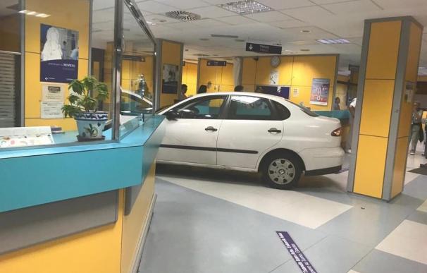 Empotra su coche contra el mostrador de urgencias del Hospital de Basurto. Foto: Enfermeras Basurto