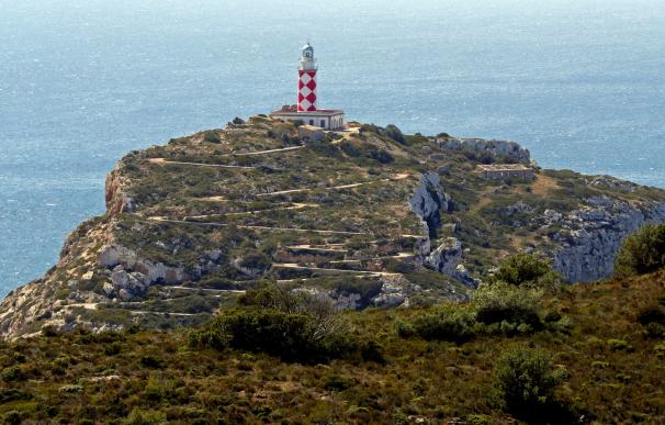 El faro de n'Ensiola, en la isla de Cabrera, cumplirá 150 años en 2020 como guía de navegantes. / EFE/J.J. Guillen