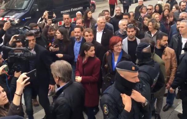 El grupo de políticos de Ciudadanos con Inés Arrimadas al frente en Torroella de Montgrí. / Twitter