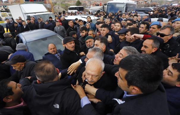 Kemal Kilicdaroglu en medio de la masa, protegido por su escolta. /NTV