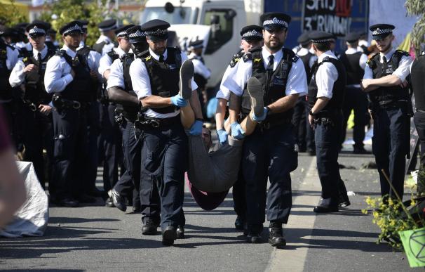 La policía arresta a manifestantes en el puente de Waterloo, Londres. /EFE/EPA/NEIL HALL