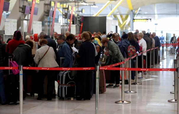 Movimiento de viajeros en el aeropuerto de Madrid-Barajas Adolfo Suárez. /EFE/ J.J. Guillén
