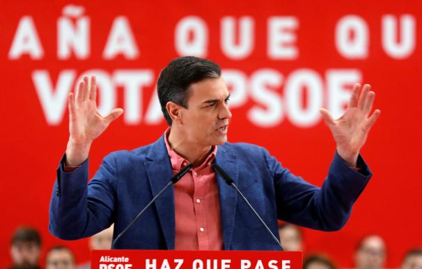 El presidente del Gobierno y candidato del PSOE, Pedro Sánchez, durante su intervención en un acto electoral de su partido celebrado en Alicante. EFE/Juan Carlos Cárdenas