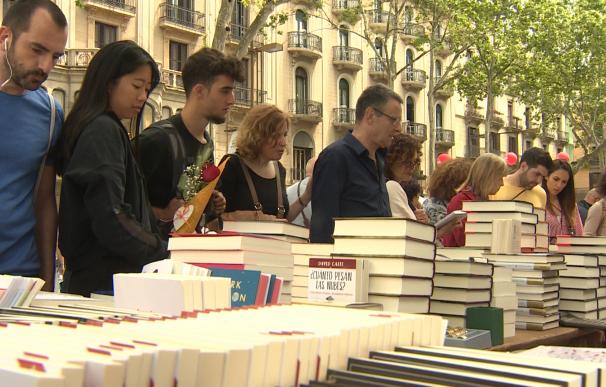 Los barceloneses celebran Sant Jordi