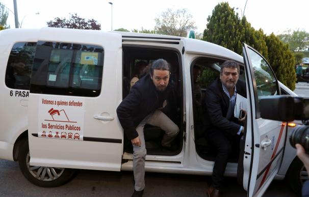 Pablo Iglesias llega en taxi al debate de Atresmedia