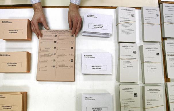 Mesa electoral con papeletas en las elecciones generales de 2011. (Efe )