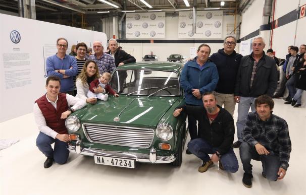 Un grupo de trabajadores de la fábrica ha invertido más de 1.200 horas de trabajo para recuperar el histórico coche. / VOLKSWAGEN NAVARRA