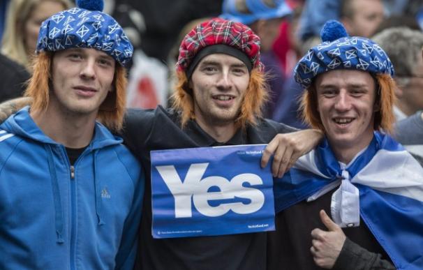 Tres escoceses partidarios al voto a favor de la independencia en 2014. | EFE
