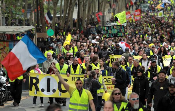 Manifestantes de los 'chalecos amarillos' marchan por las calles de París durante el 'Acto XXIV'. / EFE/EPA/CHRISTOPHE PETIT TESSON