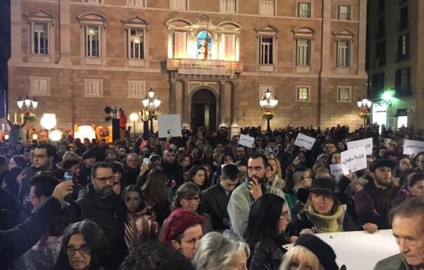 Concentración del Pacma en la plaza Sant Jaume de Barcelona