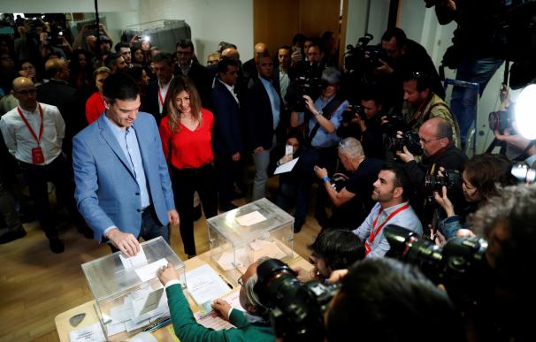 El presidente del gobierno Pedro Sánchez y su mujer Begoña Gómez, se disponen a votar en un colegio de la localidad madrileña de Pozuelo de Alarcón. /EFE/Emilio Naranjo