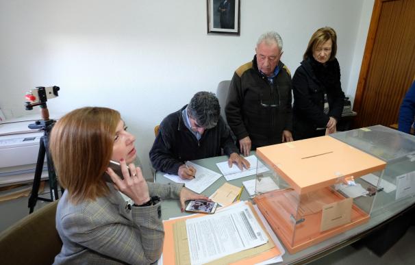 Cuarenta segundos son los que han tardado en votar este domingo los seis vecinos del municipio riojano de Villarroya. EFE/Abel Alonso
