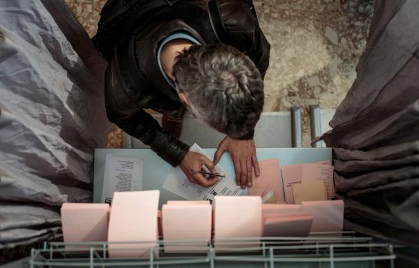 Una persona ejerce su derecho al voto para las elecciones generales y autonómicas del 28-A en un colegio electoral de Valencia. /EFE/Biel Aliño