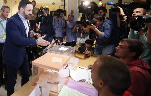 El presidente de VOX y candidato a la presidencia del Gobierno, Santiago Abascal, votando en el Colegio Público Pinar del Rey,