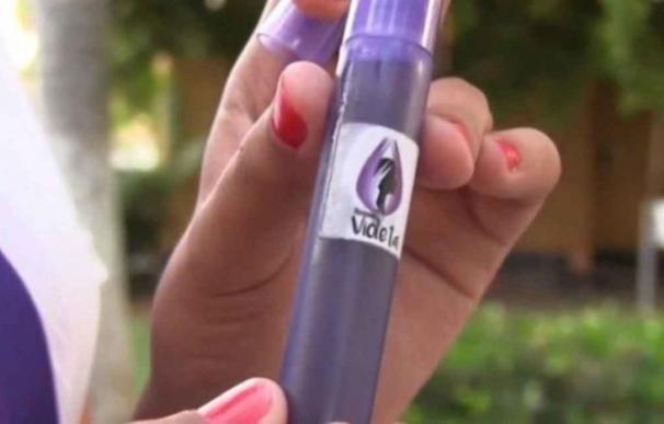 Un envase del 'gas violeta' creado por estudiantes. /L.I.