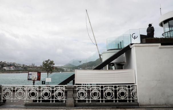 Vista del exterior de una conocida discoteca de San Sebastián donde se produjo la pelea. /EFE/Javier Etxezarreta
