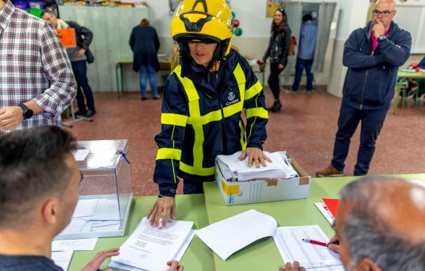 Una trabajadora postal de Correos entrega en la mesa de un colegio electoral de Toledo, los votos por correo que han sido admitidos hasta el pasado viernes. /EFE/Ismael Herrero