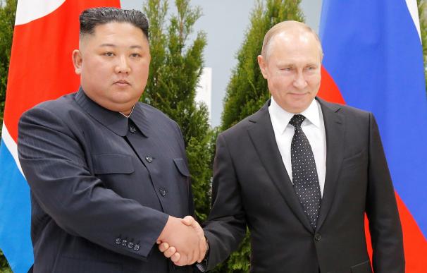 Kim Jong-Un y Vladimir Putin se saludan