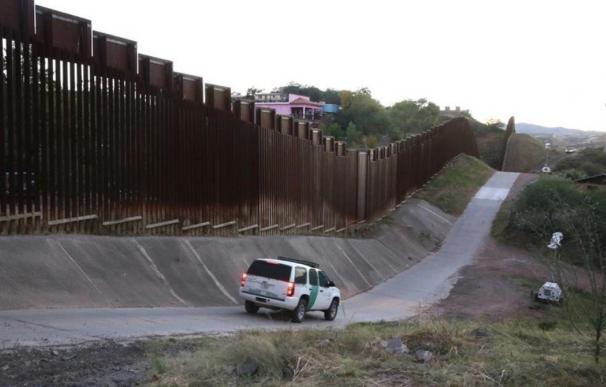 Trump presenta 4 tipos de muro para cerrar la frontera con México