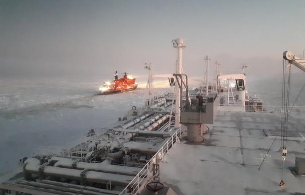 Imagen del buque Eduard Toll mientras recorre la ruta del Mal del Norte. /Foto: Teekay