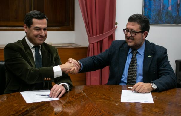 Juanma Moreno y Francisco Serrano firman el acuerdo para la investidura